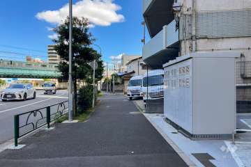 敷地の北西側前面道路（南西側から）