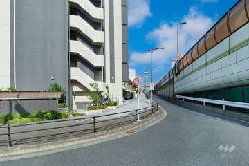 敷地の南側前面道路（西側から）