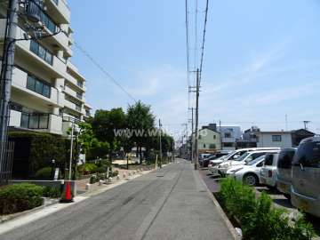 敷地南側の前面道路