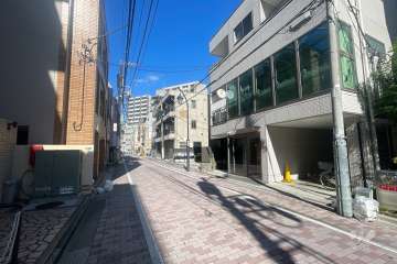 敷地の南側前面道路（東側から）