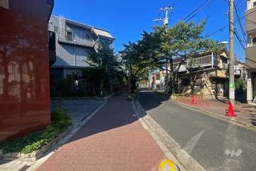 敷地南東側の前面道路（南西側から）