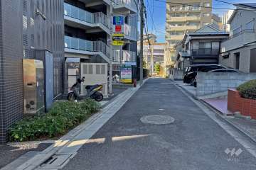 敷地北東側の前面道路（南東側から）