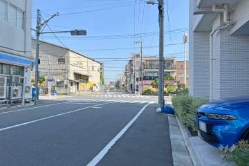 敷地北西側の前面道路（南西側から）
