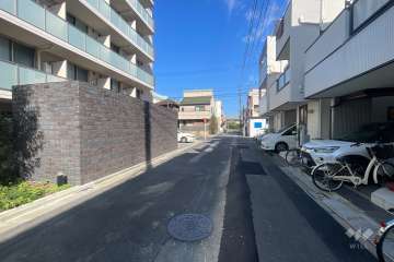 敷地の東側前面道路（南側から）
