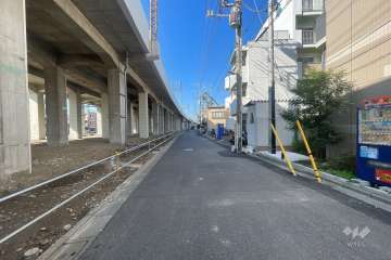 敷地の南側前面道路（東側から）
