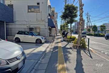 敷地の北西側前面道路は川の手通りです（北東側から）。