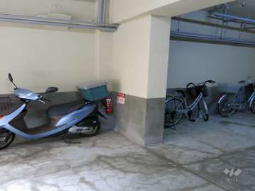 バイク置場と駐輪場