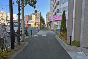 敷地の北東側前面道路は平和橋通りです（北西側から）。