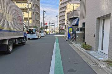 敷地の南側前面道路（東側から）