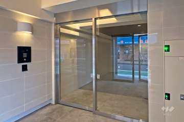 エントランスはオートロック付きです。