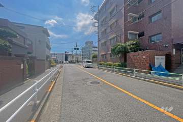 敷地の西側前面道路（北側から）