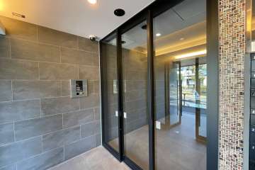 エントランスはオートロック付きです。