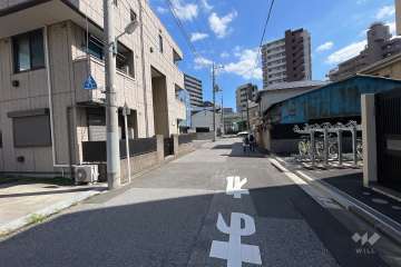 敷地北側の前面道路（西側から）