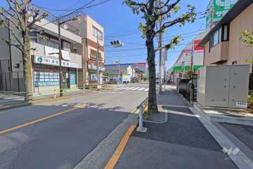 敷地の北側前面道路（西側から）
