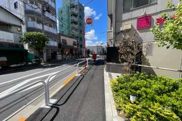 敷地の南側前面道路（東側から）