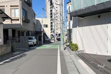 敷地西側の前面道路