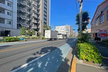 敷地の南側前面道路（東側から）