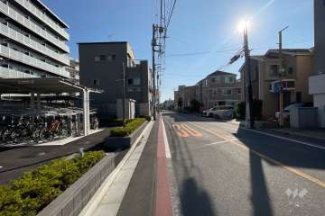 敷地南側の前面道路（西側から）