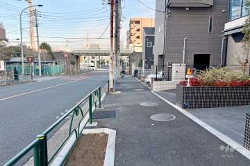 敷地北側の前面道路（西側から）