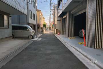 敷地の北東側前面道路（北西側から）