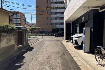 敷地南側の前面道路（東側から）