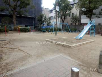 敷地に隣接する小さな公園