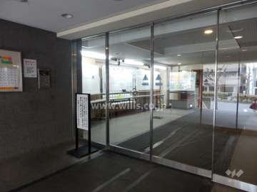 エントランスはオートロック付きです。