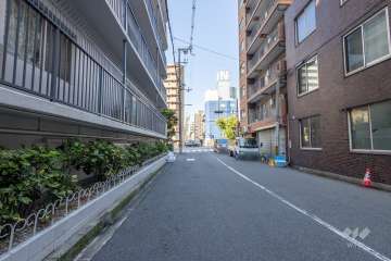 敷地の北側前面道路（東側から）