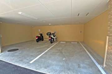 敷地内駐車場（屋内平面式）とバイク置場