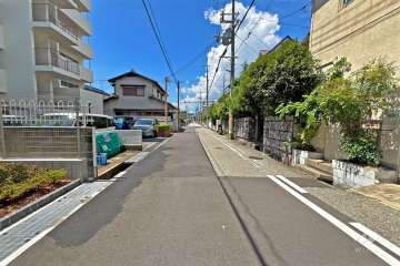 敷地北側の前面道路（東側から）