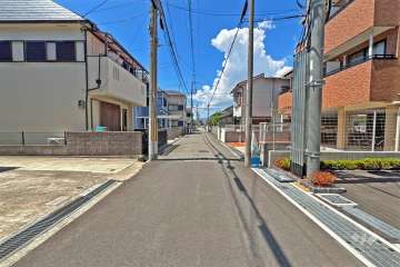 敷地南側の前面道路（東側から）