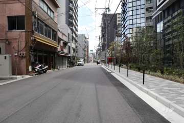 敷地東側の前面道路（南から）