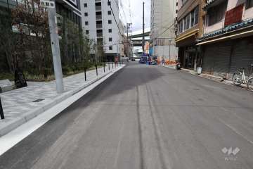 敷地東側の前面道路（北側から）