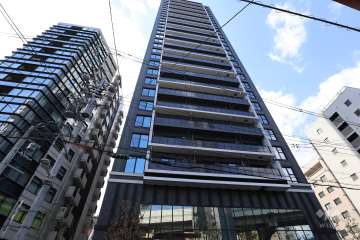 ジオタワー堺筋本町の外観（東側から）