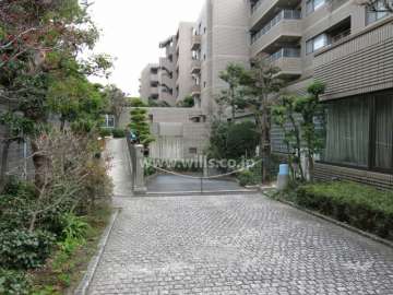 駐車場出入り口（ロボットゲート付き）
