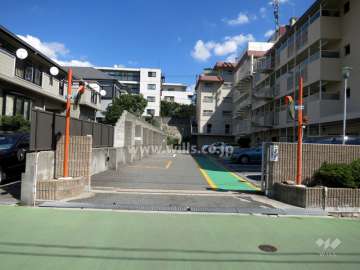 駐車場出入り口