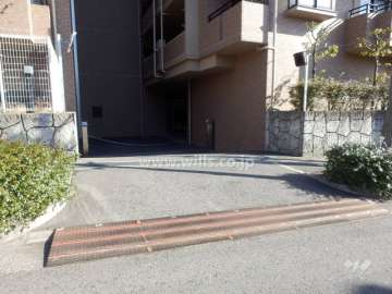 駐車場出入り口（ロボットゲート付き）