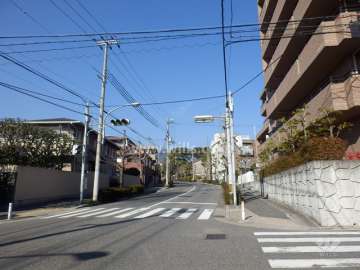 敷地西側の前面道路