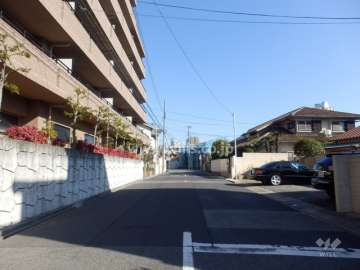 敷地南側の前面道路