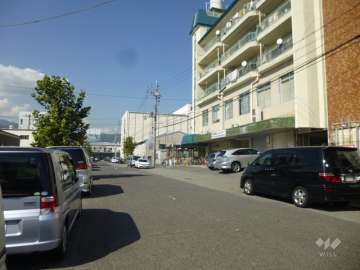 敷地西側の前面道路