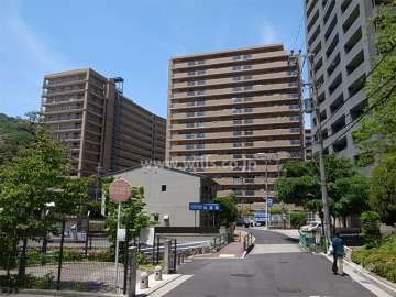 周辺はマンションが多く立ち並ぶ住宅地です。