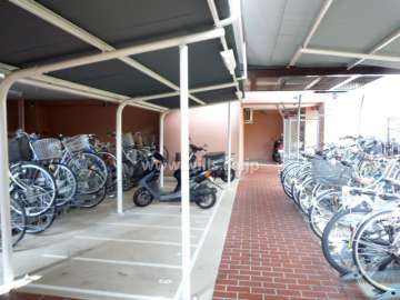 バイク置場と駐輪場