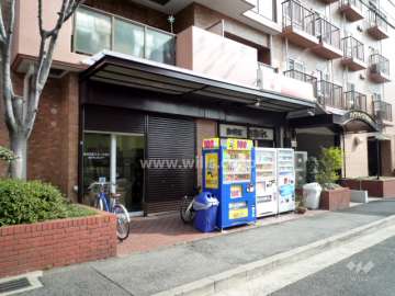 1階部分に店舗があります。