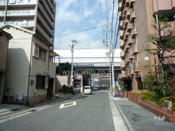 敷地西側の前面道路（南側から）