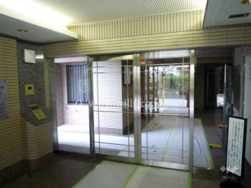 エントランスはオートロック付きです。