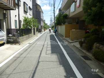 敷地東側の前面道路