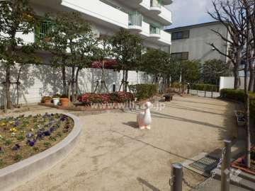 敷地に隣接する小さな公園