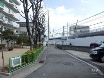 敷地南側の前面道路。道を挟んで阪神青木駅があります。