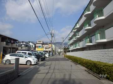 敷地西側の前面道路