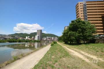 敷地南側には武庫川が流れています。